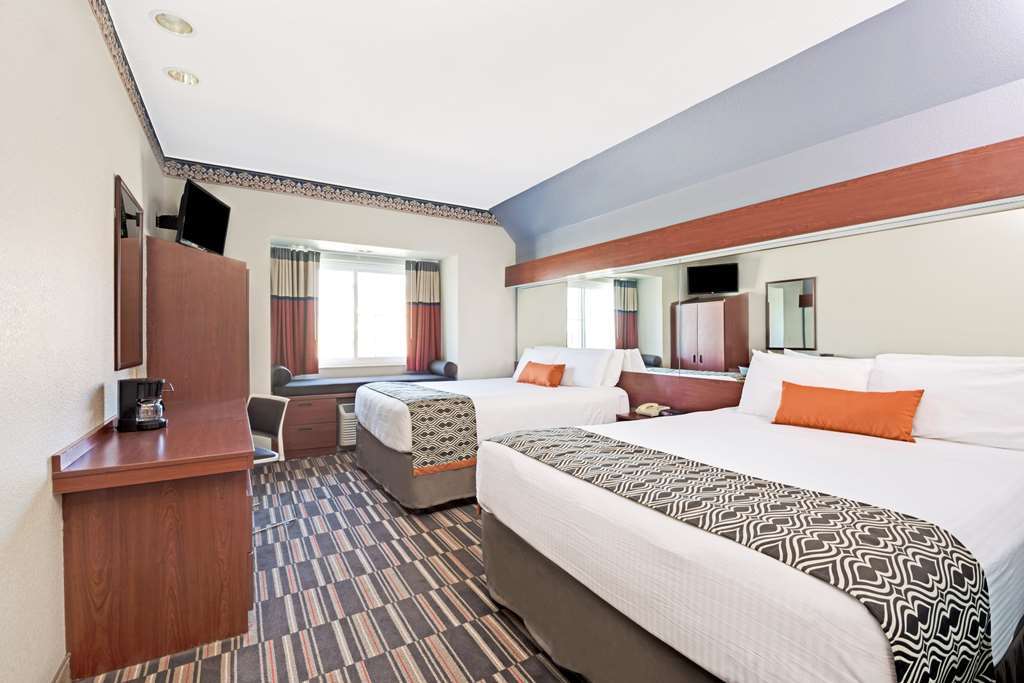 Microtel Inn & Suites Urbandale Rum bild